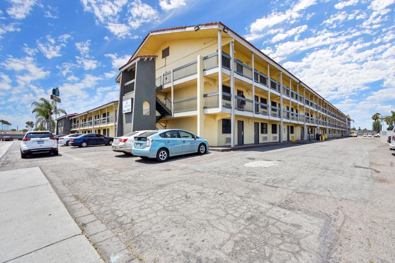 La Quinta Inn By Wyndham Costa Mesa Orange County Exterior photo