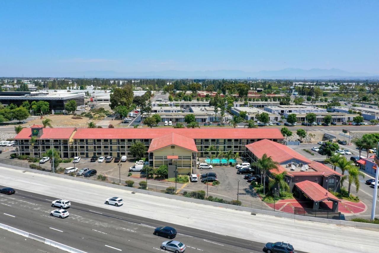 La Quinta Inn By Wyndham Costa Mesa Orange County Exterior photo