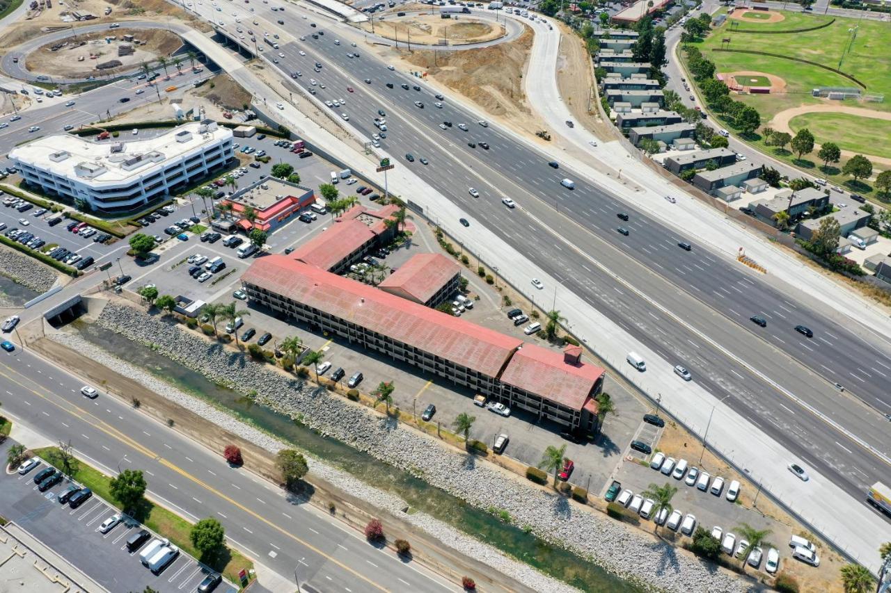 La Quinta Inn By Wyndham Costa Mesa Orange County Exterior photo