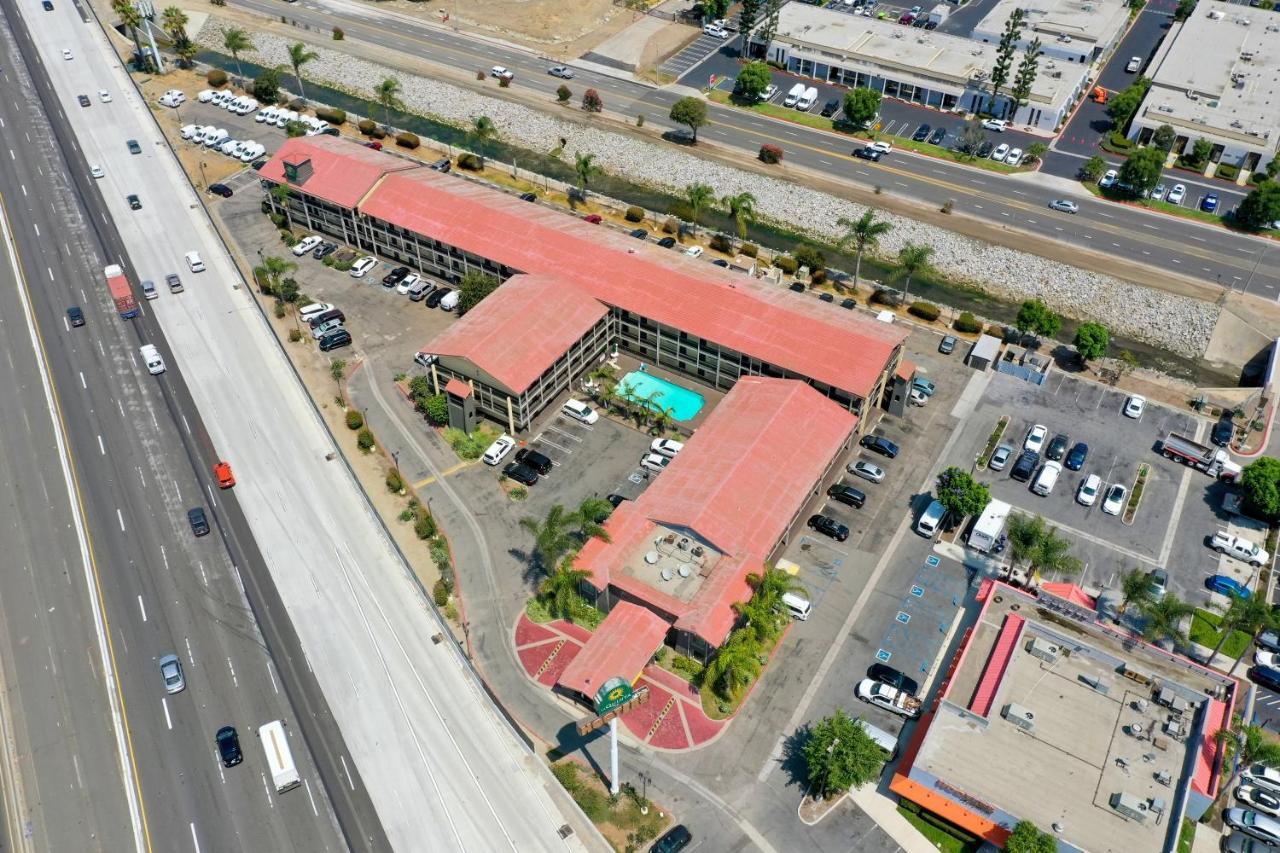 La Quinta Inn By Wyndham Costa Mesa Orange County Exterior photo