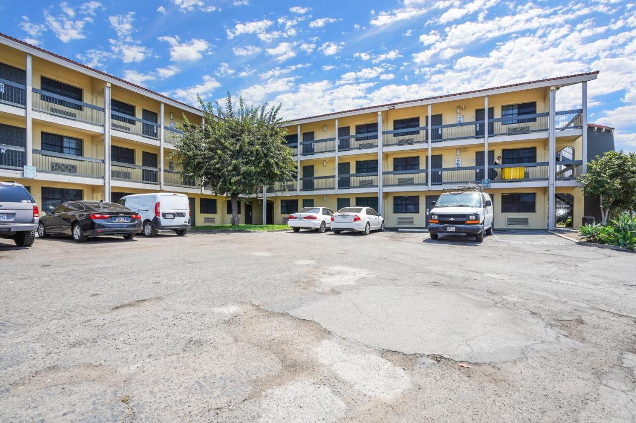 La Quinta Inn By Wyndham Costa Mesa Orange County Exterior photo