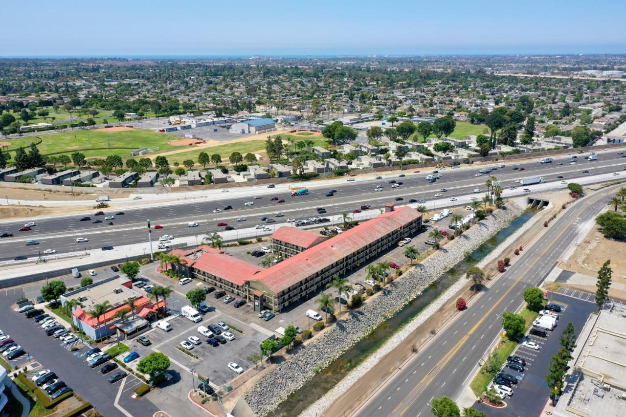 La Quinta Inn By Wyndham Costa Mesa Orange County Exterior photo