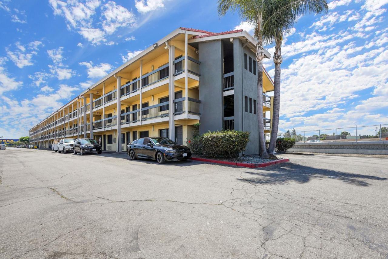 La Quinta Inn By Wyndham Costa Mesa Orange County Exterior photo