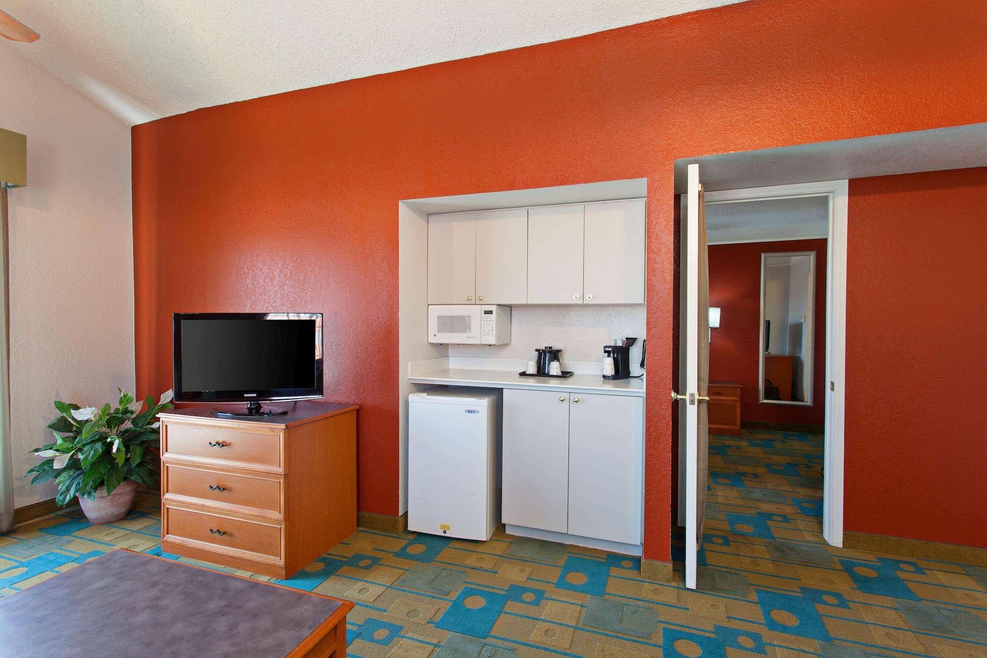 La Quinta Inn By Wyndham Costa Mesa Orange County Exterior photo